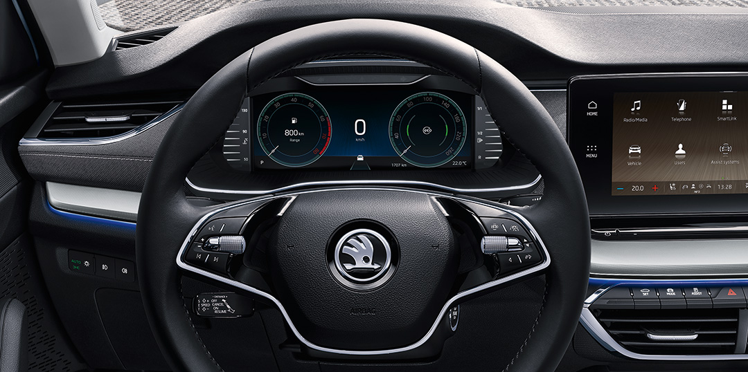 Súčasťou nového interiéru je virtuálny kokpit s 10"  obrazovkou a dvojramenný multifunkčný volant s tlačidlami a otočnými ovládačmi.